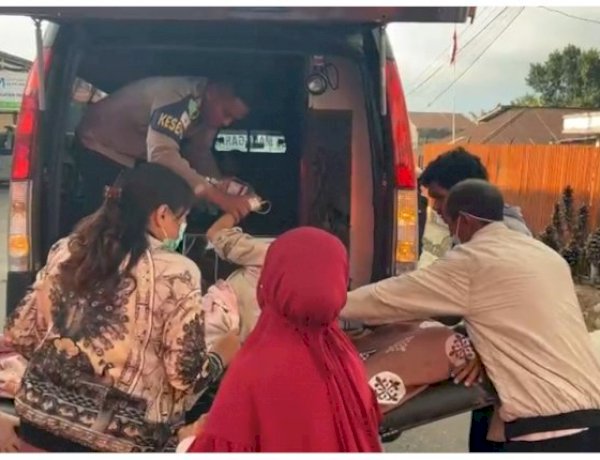 Sigap di Tengah Keterbatasan, Dokkes Polres Manggarai Evakuasi Enam Ibu Hamil dan Satu Pasien Butuh Oksigen Pascagempa