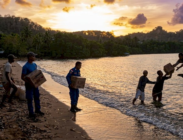 Keluhan Warga Viral di Medsos, Kapolres Mabar Gerak Cepat Kirim Bantuan ke Nggilat Lewat Jalur Laut