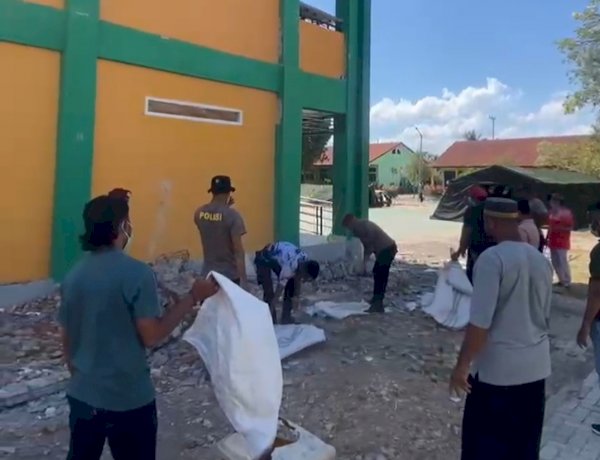 Pasca Gempa Flores M7,7, POLRI dan TNI Bersihkan Puing MAN Nagekeo, Siapkan Tenda Darurat untuk Siswa