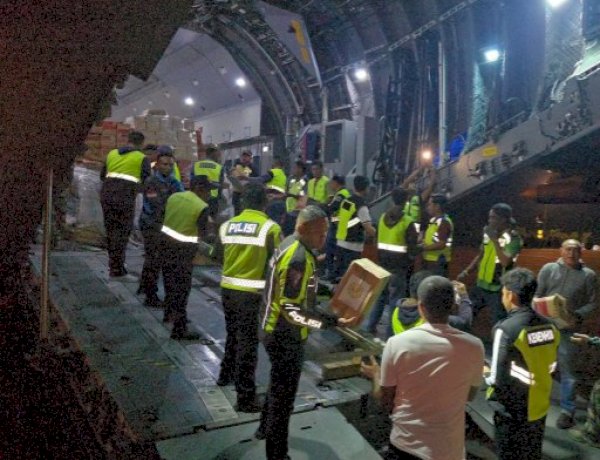 16 Ton Bantuan Gempa Flores Dikawal POLRI hingga Siap Didistribusikan