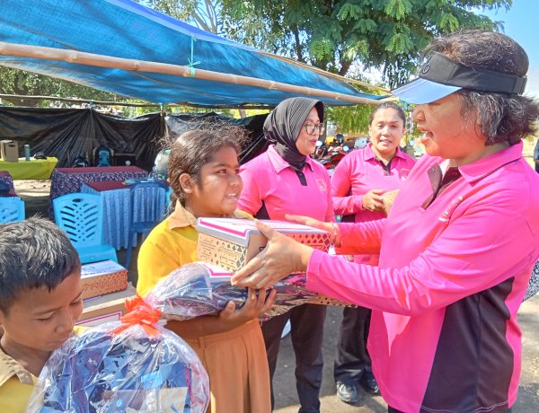 Polres Nagekeo Antar Bantuan Ketua Umum Bhayangkari, Ratusan Pelajar Terdampak Gempa Kembali Semangat Sekolah