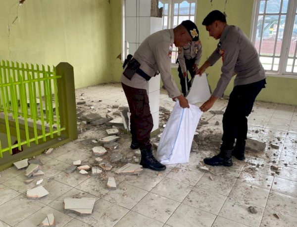 Bahagiamu, Bahagiaku: Kepedulian Polres Ende Bersihkan Masjid Daarul Jamaal Tuai Apresiasi