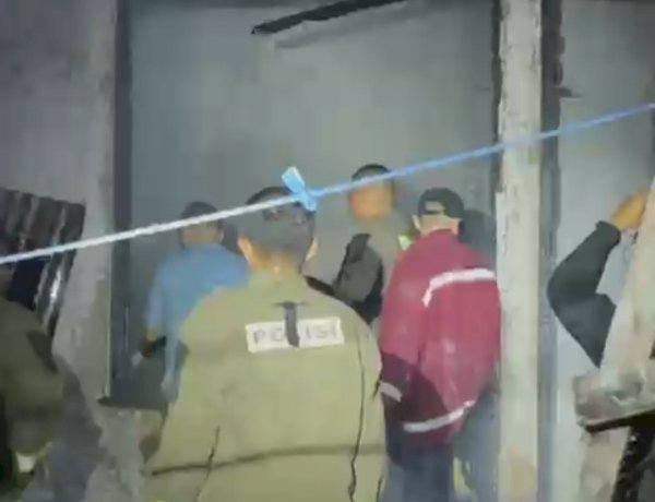Gerak Cepat Polri, Personel Polda NTT dan Polresta Kupang Kota Padamkan Kebakaran di Asrama Tentara Kuanino