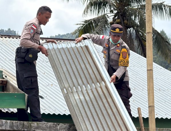 Polsek Kuwus dan Warga Bongkar Rumah Rawan Runtuh, Hadir Pulihkan Rasa Aman Pascagempa
