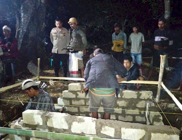 Wujud Empati dan Solidaritas, Kapolres Sumba Barat Layat dan Beri Bantuan Material untuk Keluarga Almarhum Marselinus Pagegi
