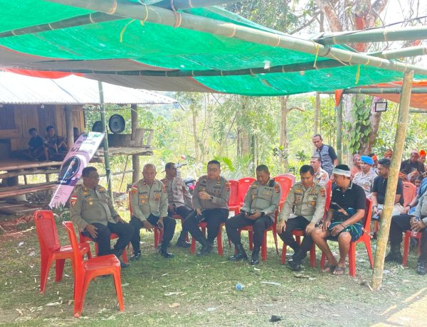 Kehadiran Penuh Empati, Pejabat Polda NTT dan Kapolres Hadiri Prosesi Pemakaman Almarhum Marselinus Pagegi di Sumba Tengah