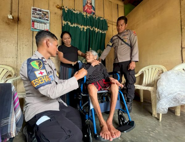 Sentuhan Kemanusiaan Divhumas Polri di Flores: Air Mata Haru Ibu Dortea Saat Terima Kursi Roda dan Sembako