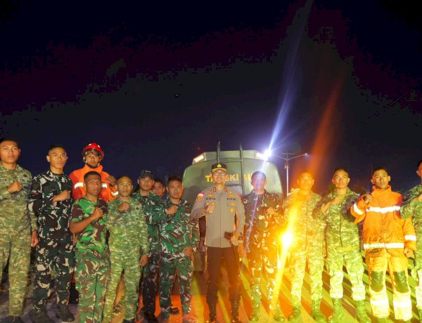Lahan Rumput Pakan Ternak SMKN 1 Soe Terbakar, Kapolres TTS Turun Tangan Pimpin Pemadaman Bersama  Anggota Polri dan TNI