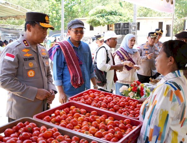 Beri Apresiasi Pelaku Usaha Lokal, Kapolda NTT Borong Produk UMKM Binaan Polsek Kualin TTS