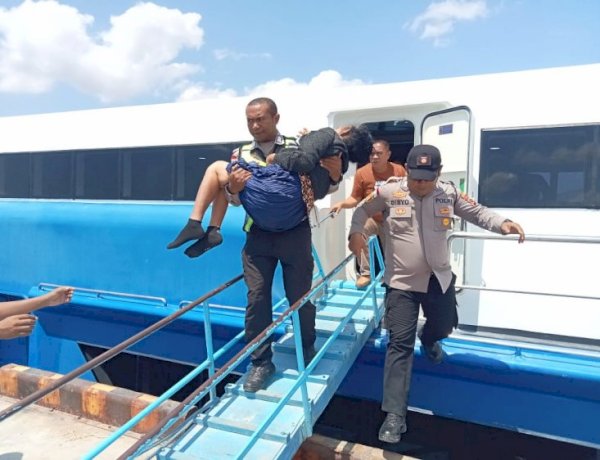 Tanpa Diminta, Bripka Fransiskus Fongo Gendong Ibu Penderita Stroke Turun dari Kapal, Wujud Nyata Polisi Humanis di Rote Ndao