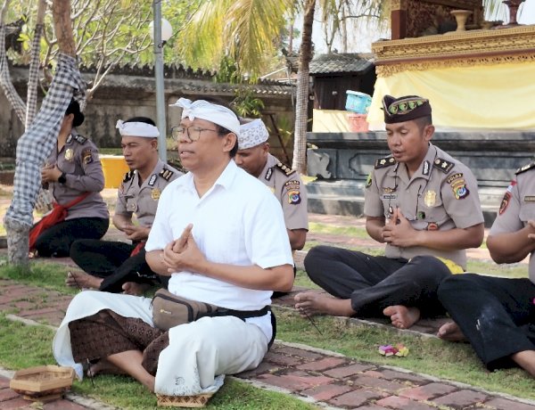 Minggu Kasih di Pura Agung Giri Kertha Bhuana, Karumkit Bhayangkara Polda NTT Ajak Perkuat Kerukunan dan Kedekatan Polri dengan Masyarakat