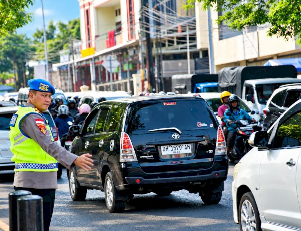 Polda NTT Hadirkan Pelayanan Pagi, Dirlantas dan Kabidpropam Turun Langsung Atur Arus Lalu Lintas