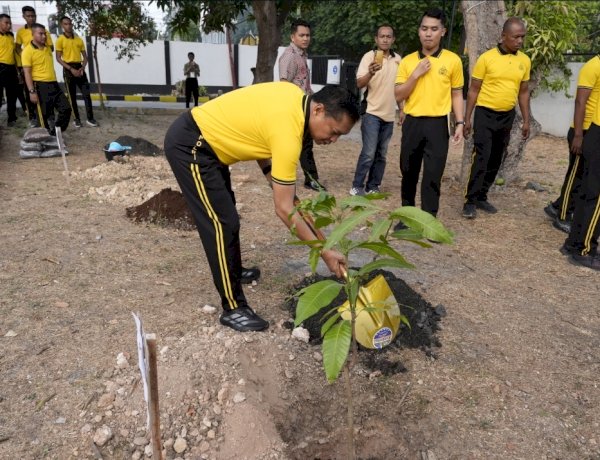 Polda NTT Gelar Green Policing, Wakapolda Pimpin Penanaman Pohon dan Pembersihan Lingkungan di Kota Kupang