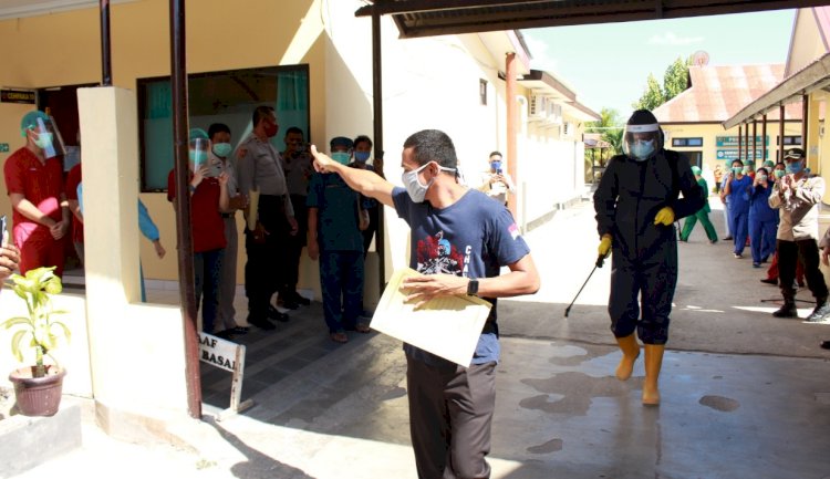 Moment Spesial Penuh Haru di RSB Titus Uly Kupang Saat Pelepasan Satu Pasien Covid 19 yang Telah dinyatakan Sembuh
