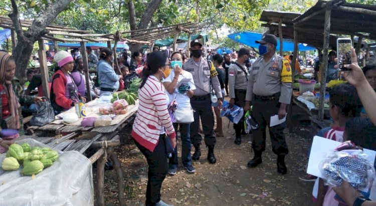 Giat Ops  Bareng Tim Medis Puskesmas Wedomu, Polsek Tasifeto Timur Turun Sosialiasi Pencegahan Covid-19 di Pasar Sabete