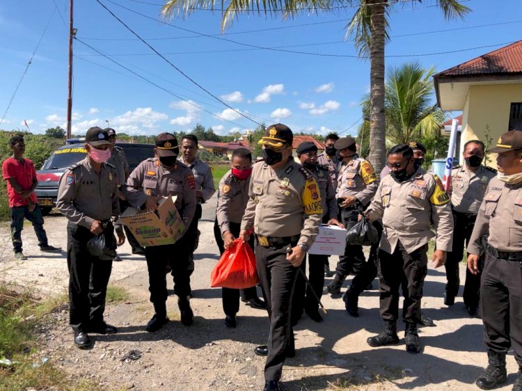 Kapolres Kupang, door to door bagikan paket sembako ke warga kurang mampu