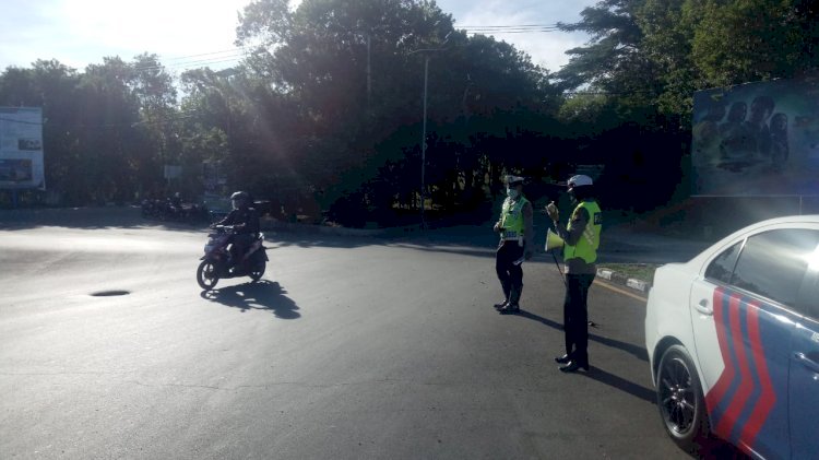 Satlantas Polres Kupang Kota Bagi Brosur Tunda Mudik dan Imbauan Cegah Virus Corona