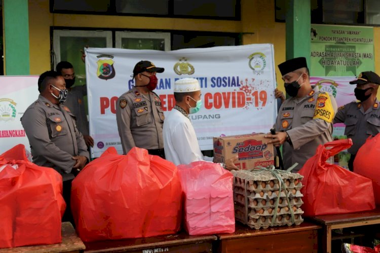 Polisi Kita  Serentak,Polres Kupang dan Polsek Jajaran membagikan paket sembako kepada warga terdampak covid- 19