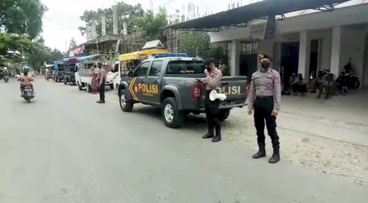 Imbauan Cegah Covid-19 di Pasar Lama, Sat Samapta Polres Belu Minta Warga Jaga Jarak dan Pakai Masker