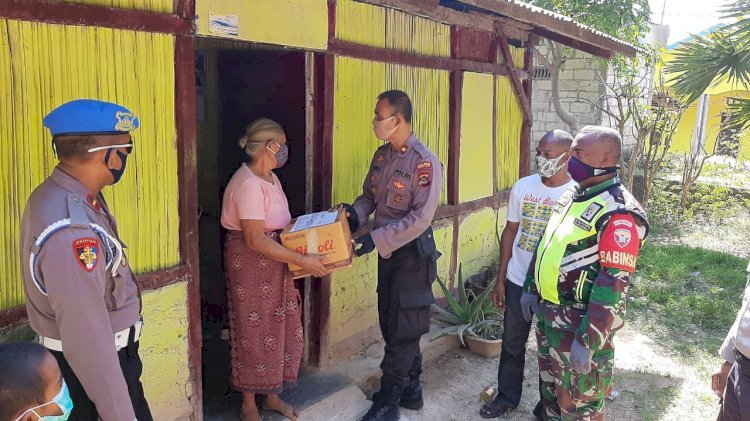 Polres Kupang Kota Berikan Bantuan Kepada Warga Kecamatan Alak Yang Terkena Dampak Covid-19