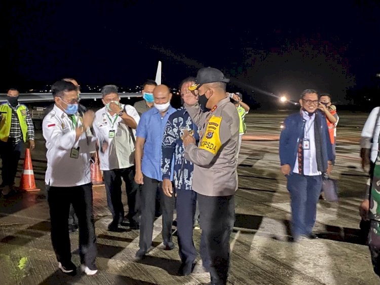 Kapolda NTT Sambut Kedatangan Menteri Pertanian RI di Bandara Eltari Kupang