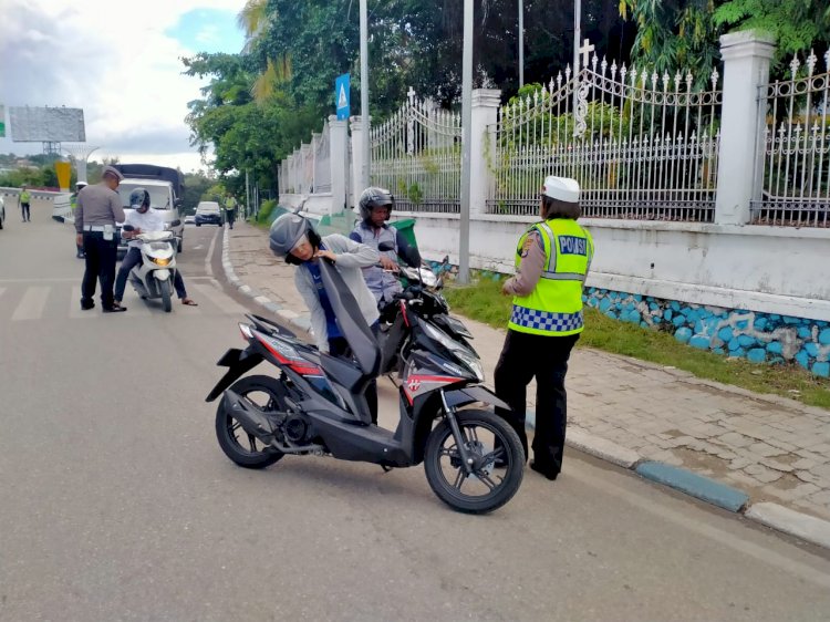 Patroli Jalan Raya, Ditlantas Polda NTT Sosialisasikan Tertib Gunakan Helm