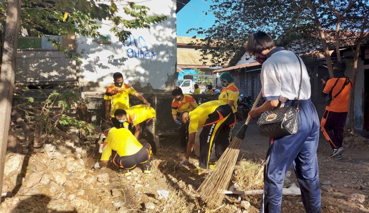 Sambut Hari Bhayangkara ke-74, Jajaran Polda NTT Gelar Kegiatan Bersih-Bersih Fasilitas Umum di Kota Kupang