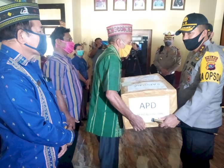 Kapolda NTT Beri Bantuan APD kepada Gugus Tugas Covid 19 di Kabupaten Manggarai Barat