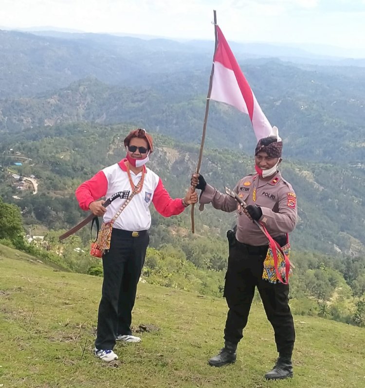 Hut Kemerdekaan RI ke-75, Kapolsek Amanatun Selatan Ikut Kibarkan Bendera Merah Putih di Puncak Gunung Sunu