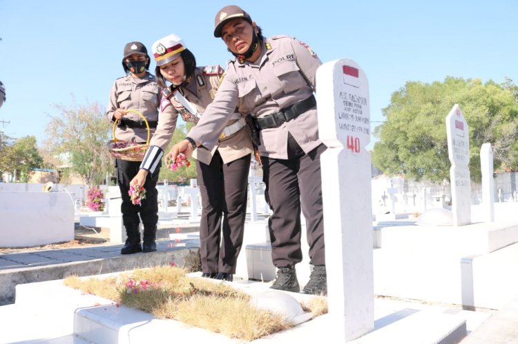 Peringati Hari Jadi Polwan ke 72, Polwan Polda NTT Ziarah Taman Makam Pahlawan