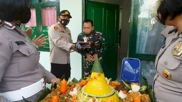 Surprise 'Serangan Fajar' Kapolres Sumba Barat untuk Dandim 1613 Sumba Barat di HUT TNI yang ke 75