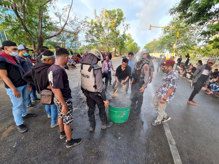 Di sela Aksi Unras Damai, Kompak Personel Polda NTT dan Mahasiswa Membersihkan Sampah