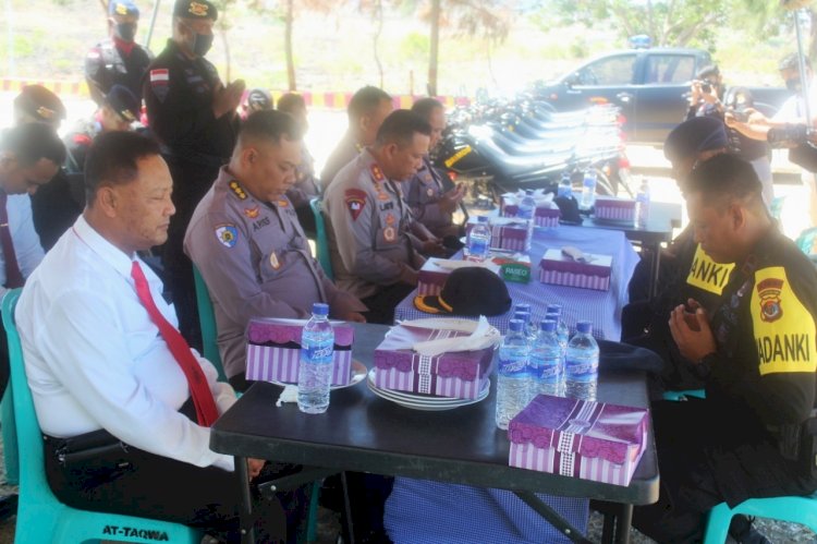 Jalin Kebersamaan, Kapolda NTT Makan Siang  di Tenda Peleton dengan Anggota Brimob Sumba Timur