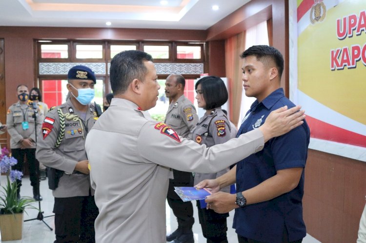 Kapolda NTT Berikan Reward Kepada Tiga Personil Polda NTT Yang Berprestasi