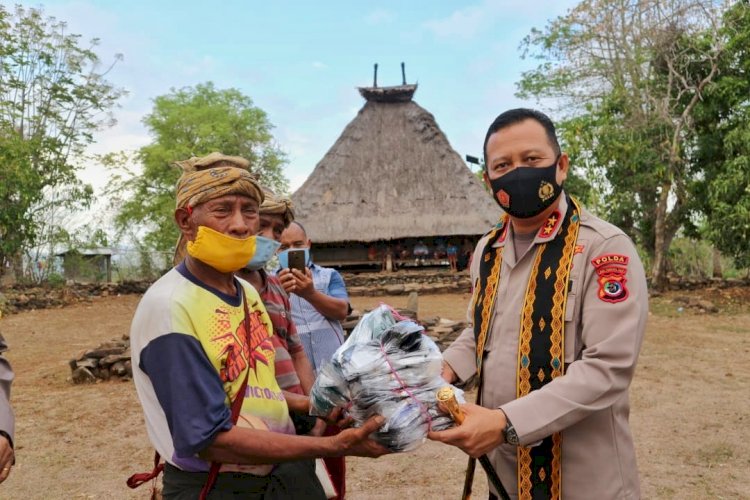 Kapolda NTT dan Ketua Bhayangkari Daerah NTT Bagikan Masker di Kampung Adat Tutubhada