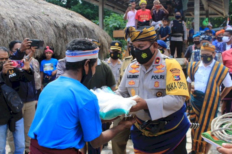 Kunjungan Kerja di Sumba Barat, Wakapolda NTT Resmikan Kampung Tangguh Nusantara Praijing
