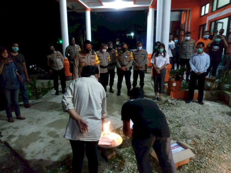 Hadiri Pemusnahan 1.082 Surat Suara yang Tidak Sesuai, Kapolres Sumba Barat Pastikan Giat Sudah Sesuai Prosedur