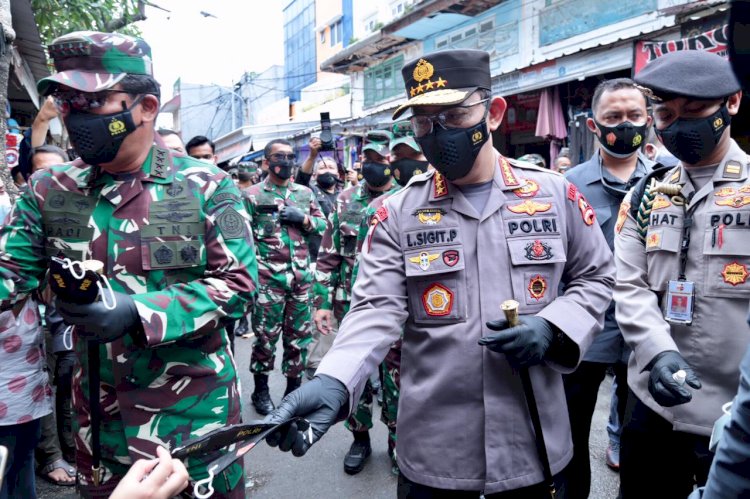 Cek Penerapan Prokes, Panglima TNI dan Kapolri Bagikan Ratusan Masker di Pasar Tanah Abang