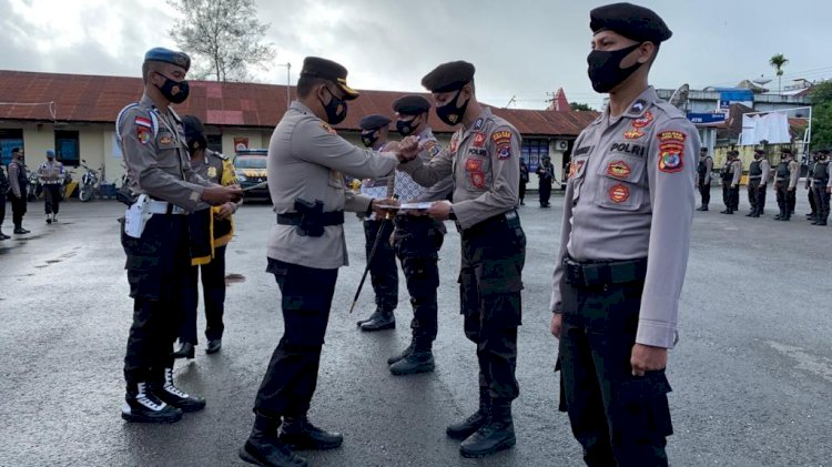 Kapolres Sumba Barat Beri Penghargaan Kepada Lima Personil Berprestasi