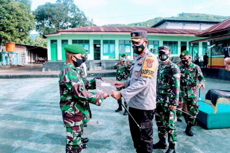 Kapolres Alor dan Dandim 1622 Beri Penghargaan Anggota Bhabinkamtibmas dan Bhabinsa  Berprestasi