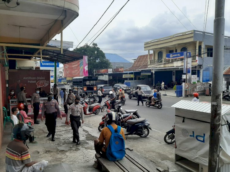 Sabhara Polres Ende Sosialisasikan PPKM Mikro Saat Patroli Sambang dan Pembagian Masker