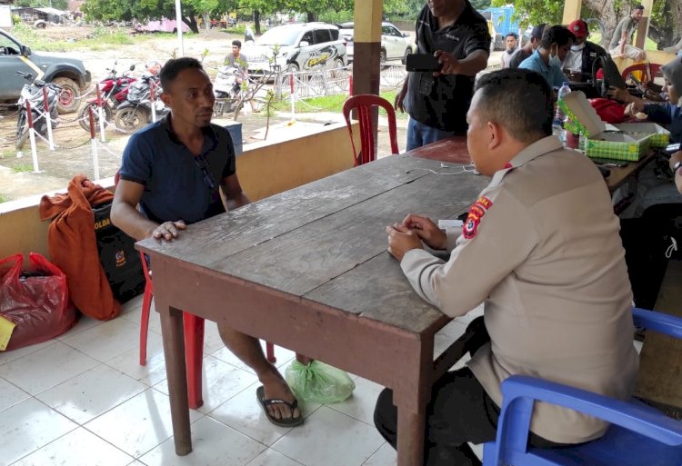 Terseret Banjir Saat Menolong Warga, Bripka Nicolaus Dijenguk Kapolda NTT 