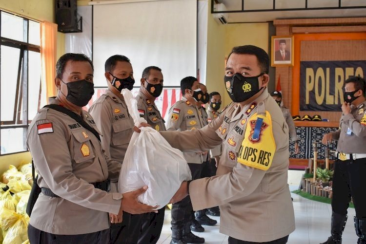 Jajaran Polres Rote Ndao Salurkan Bantuan Kepada Masyarakat Terdampak Bencana