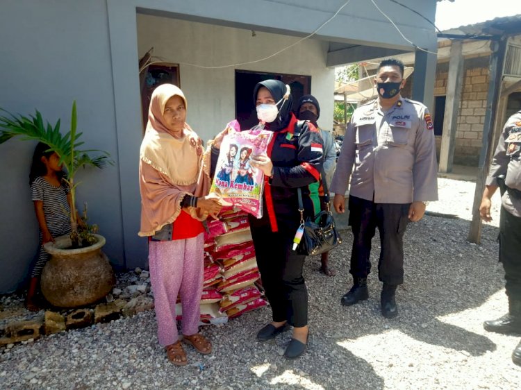 Polri Peduli NTT, Biddokkes Polda NTT Salurkan Bantuan Untuk Korban Bencana di Kupang Barat