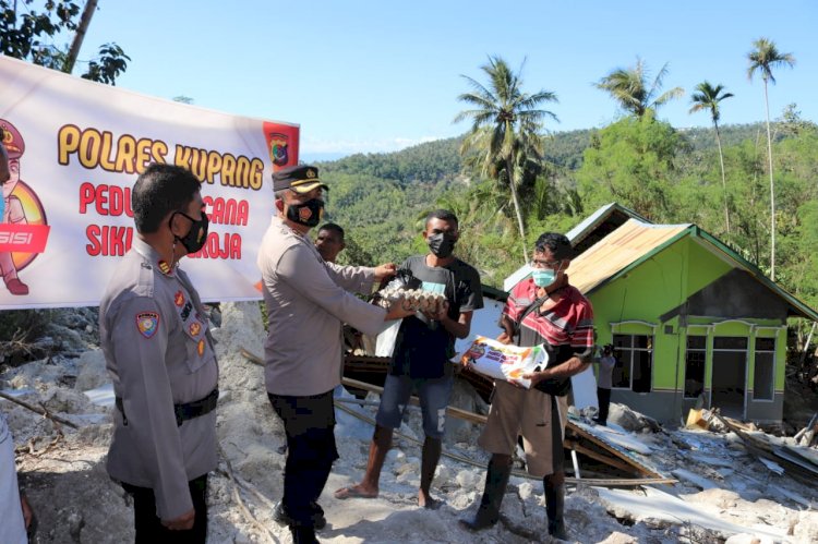 Peduli Korban Bencana, Polres Kupang Serahkan Bantuan Sembako Kepada Warga Desa Tunbaun