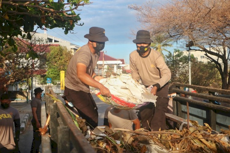 Pasca Bencana, Polda NTT dan Instansi terkait Kerja Bhakti Bersihkan Sampah di Kota Kupang