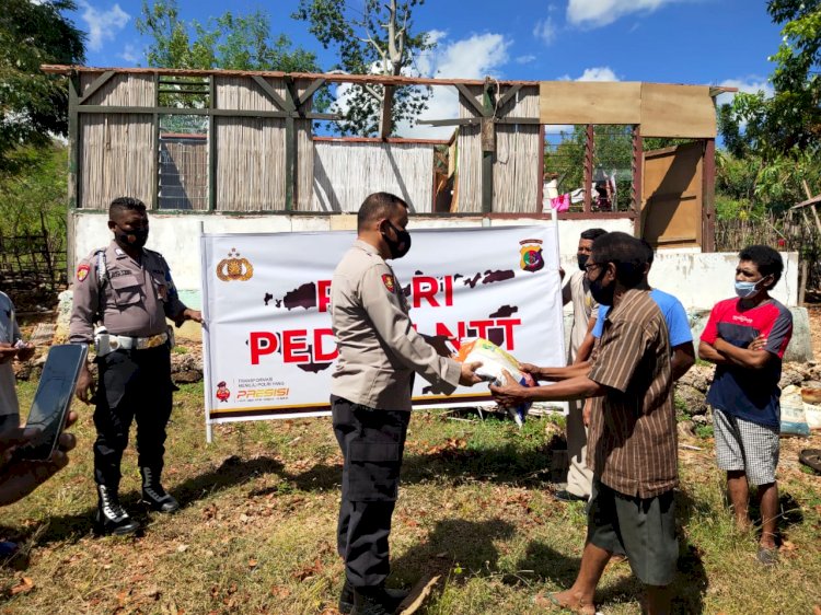 Polri Peduli Bencana, Kabidkum Polda NTT Didampingi Kapolres Kupang Serahkan Bansos di Desa Noelbaki