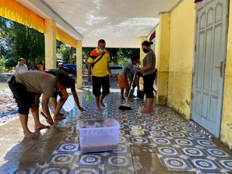 Polres Malaka Bersama Jemaat Bahu Membahu Bersihkan Rumah Ibadah Dari Lumpur di Desa Forekmodok