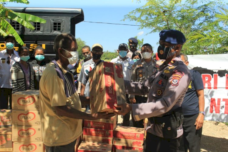 Satbrimoda NTT Serahkan Bantuan Dari Dankorbrimob Polri di Desa Mata Air