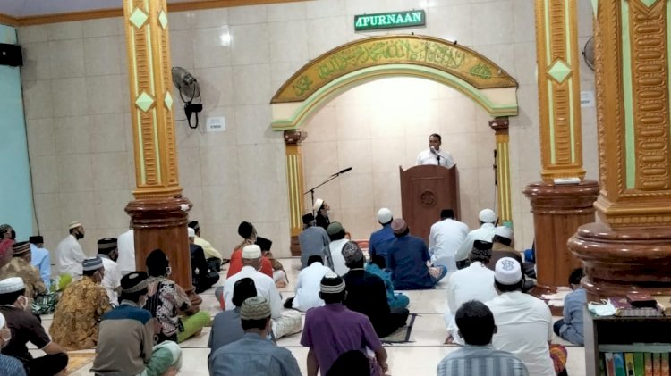 Beri Ceramah di Masjid, Kapolres Sikka beri Bantuan Sembako Jemaah Masjid Al Anshor
